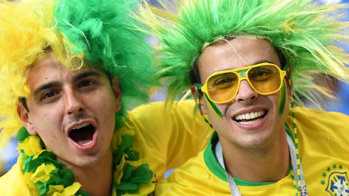 Brasilianische Fans feiern Stewardess