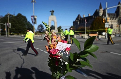 Blumen am Ort des Attentats: Am Gefallenendenkmal in Ottawa starb ein Soldat Foto: dpa