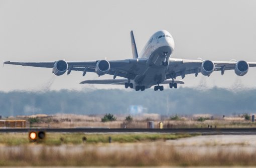 Ein Airbus A380 startet in Frankfurt. Das weltgrößte Passagierflugzeug enttäuscht bei den Verkaufszahlen. Foto: dpa