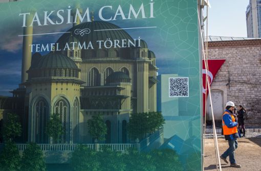 So soll es mal aussehen: Ein Poster zeigt, wie die Architekten die Taksim-Moschee in Istanbul planen. Foto: Getty
