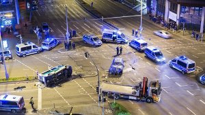 Nach der Kollision: Polizeifahrzeuge umstellen die Unfallstelle am Rotebühlplatz Foto: 7aktuell.de/Eyb