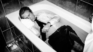 Matthias Matschke die Szene des toten Uwe Barschel in der Badewanne akribisch nachgestellt  Foto: ARD Degeto/Stephan Rabold