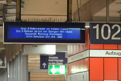 Chaos im Stuttgarter S-Bahnverkehr: Ein Luftballon mit Heliumfüllung fliegt schon wieder am Hauptbahnhof in die Oberleitung und löst einen Kurzschluss aus Foto: www.7aktuell.de | Oskar Eyb