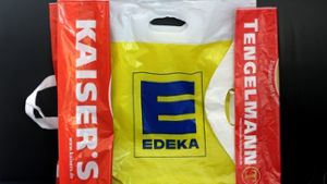Der Handelsriese Edeka will die Supermarktkette Edeka übernehmen. Doch nach dem Veto des Bundeskartellamts hat nun auch die Monopolkommission die Pläne abgelehnt Foto: dpa
