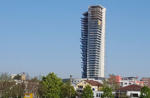 Der halb fertige Gewa-Tower ragt aus der Fellbacher Bebauung heraus. Foto: Dirk Herrmann
