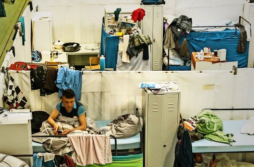 Leben auf engstem Raum: manche Flüchtlinge wohnen seit fast einem Jahr in der Halle auf dem Römerhügel, doch bald dürfen sie umziehen. Foto: factum/Weise