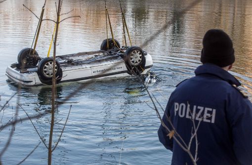 Am Samstag wurde in Ludwigsburg ein Fahrzeug aus dem Neckar geborgen. Foto: 7aktuell.de/Simon Adomat