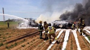 Ein Airbus-Transporter ist in Sevilla abgestürzt.  Foto: EFE/SEVILLA FIRE DEPARTMENT