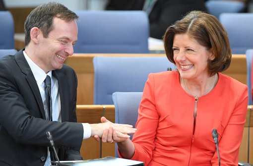 Volker Wissing und Landeschefin Malu Dreyer besiegeln ihren Koalitionspakt im Mai 2016. Foto: dpa