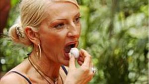Andere verweigerten sich, sie tat es wirklich: Desirée Nick verputzte beim Dschungelcamp 2004 als Aphrodisiakum einen Känguru-Hoden Foto: RTL/2004