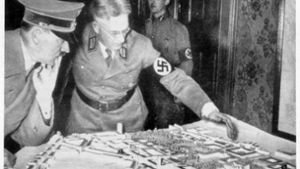 Adolf Hitler und Gauleiter Wilhelm Murr (rechts) vor einem Modell der Stuttgarter Innenstadt im April 1938. Fotos, Modelle und Pläne zum Umbau der Stadt zeigt die Bildergalerie. Foto: Archiv/von Holst