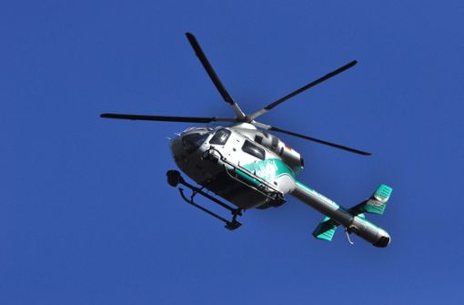 Die Polizei setzte mehrere Streifenwagen  und einen Hubschrauber bei der Suche ein (Symbolbild). Foto: picture alliance / dpa/Andreas Rosar