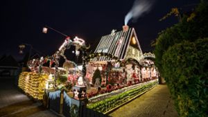 Ein Blick auf das Weihnachtshaus in Delmenhorst. Mit rund 55 000 Lichtern hat ein Ehepaar sein Haus und Grundstück weihnachtlich geschmückt. Foto: dpa