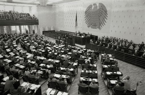 Seit 1999 tagt das Parlament  im Berliner Reichstag. Die Bonner Zeiten haben 56 der derzeit 630 Abgeordneten im Bundestag   erlebt. Foto: dpa (3), marieluisebeck