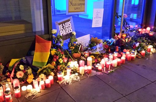 Ausdruck von Solidarität und Betroffenheit: Blumensträuße, kleine Plakate und Kerzen vor dem Institut Français in Stuttgart. Foto: Leserfotograf susilex