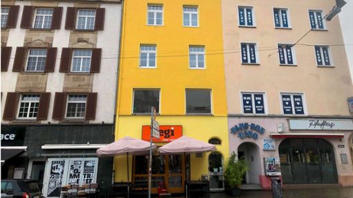 Gelb ist die Hoffnung fürs Nachtleben: Im gelben Haus residiert das Hotel Central. Und im ersten Stock ist, nun ja, der Erste Stock. Foto: Lichtgut//Leif Piechowski