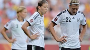 So hatten sich die DFB-Frauen den Abschluss der EM-Vorrunde nicht vorgestellt. Gegen Norwegen verspielte der Titelverteidiger den Gruppensieg. Das Team von Silvia Neid verlor mit 0:1. Foto: dpa