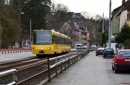 Die Stadtbahn rauscht direkt  neben den Häusern der Polizeisiedlung vorbei. Foto: Sandra Hintermayr