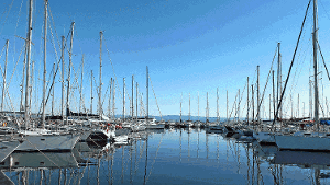 Im einzigen Hafen der Insel liegen Segelboote und kleine Yachten vor Anker. Foto: Tschepe