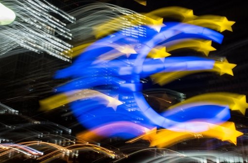 Die Euro-Zeichen der EZB: Die Notenbank hat am Donnerstag das größte Rettungsprogramm ihrer Geschichte beschlossen Foto: dpa