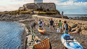 Die turmartige Festung Fort Grey an der Westküste von Guernsey nennen die Einheimischen liebevoll „Tasse und Untertasse“. Sie beherbergt heute ein Museum für Schiffswracks und bietet spektakuläre Ausblicke auf die Bucht. Foto: Chris George/Guernsey images