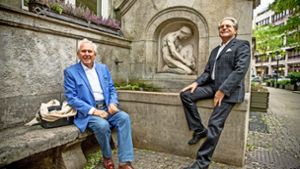 Peter H. Haller (li.) und Herbert O. Rau am Merkurbrunnen in der Eberhardstraße. Foto: Lichtgut/Leif Piechowski