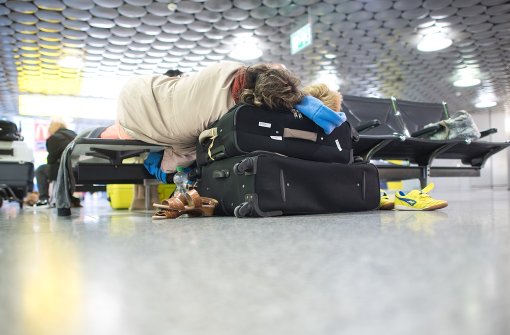 Geduldsprobe: Air-Berlin-Fluggäste haben in Stuttgart über 20 Stunden auf einen Flug nach Hannover gewartet. Foto: dpa
