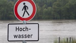 Ein Spaziergang am Rhein ist derzeit nicht zu empfehlen. Foto: dpa/Sebastian Gollnow