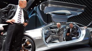 Daimler-Chef Dieter Zetsche (links) mit Ministerpräsident Winfried Kretschmann (Mitte) und Verkehrsminister Winfried Hermann im Konzeptauto F125 auf der IAA Frankfurt. Foto: dpa