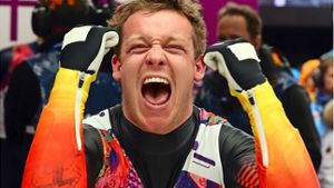 So sehen Sieger aus: Der deutsche Rodler Felix Loch freut sich über seine Goldmedaille Foto: Getty