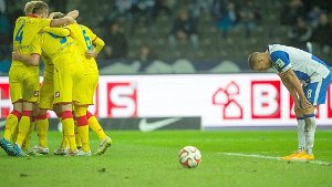 Marcel Ndjeng aus Berlin ist nach dem 5:0 für Hoffenheim enttäuscht, während die Hoffenheimer jubeln. Foto: dpa