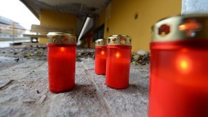 Trauer um die Toten: Bei einem Brand in einer Behindertenwerkstatt in Titisee-Neustadt im Schwarzwald sind am Montag 14 Menschen ums Leben gekommen. Foto: dpa