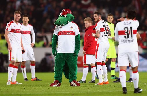 Enttäuschte VfB-Spieler nach der Niederlage gegen Hannover 96. Foto: Getty
