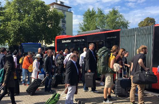 Umsteigen auf den Bus: Nach einer Gleisabsenkung musste die Bahnstrecke zwischen Rastatt und Baden-Baden gesperrt werden Foto: dpa