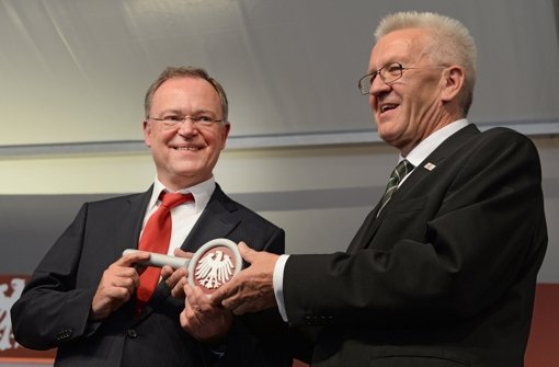 Der Bundesrat hat Niedersachsens Ministerpräsident Stephan Weil (SPD) zum nächsten Präsidenten der Länderkammer gewählt. Weil folgt seinem baden-württembergischen Amtskollegen Winfried Kretschmann (Grüne). Foto: dpa