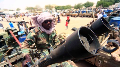 Ein Milizionär mit militärischer Ausrüstung, die angeblich während eines Gefechts im umkämpften Gebiet in Süd-Darfur erbeutet wurde. Foto: Marwan Ali/EPA/dpa