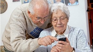 Ja, wie funktioniert das denn? Immer mehr Senioren üben den Umgang mit neuen Technologien wie dem mobilen Surfen im Internet – passende Geräte gibt es schon. Foto: Fotolia
