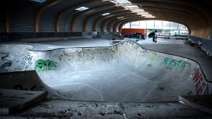 In der neuen Skaterhalle am Pragfriedhof zeigen sich erste Schäden und viel Graffiti Foto: Lichtgut/Achim Zweygarth