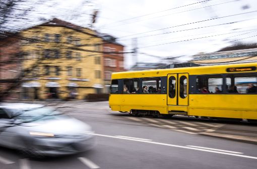 Ein Auto biegt unerlaubt an der Pragstraße, Ecke Wilhelmastraße links ab und kracht in eine Stadtbahn. Foto: Lichtgut/Max Kovalenko (Symbolbild)