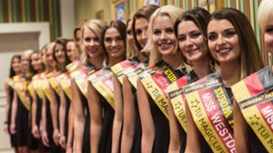 Diese 21 Kandidatinnen werden am kommenden Freitag gegeneinander im Finale für die Wahl der „Miss Germany 2017“ antreten.  Foto: dpa