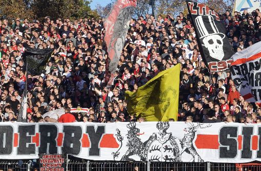 Die Fans des VfB Stuttgart wollen vor ausverkauftem Haus den zweiten Derbsieg dieser Saison gegen den Karlsruher SC feiern. Foto: Pressefoto Baumann