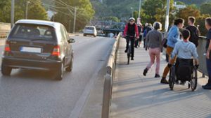 Auf dem Gehweg der Inselbrücke ist nur wenig Platz für Fußgänger.  Für Radfahrer sollte eine eigene Fahrspur auf der Straße abgetrennt werden, findet der Fuß-Verein. Foto: Elke Hauptmann