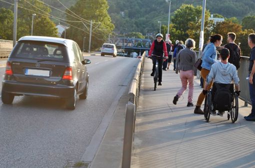 Auf dem Gehweg der Inselbrücke ist nur wenig Platz für Fußgänger.  Für Radfahrer sollte eine eigene Fahrspur auf der Straße abgetrennt werden, findet der Fuß-Verein. Foto: Elke Hauptmann