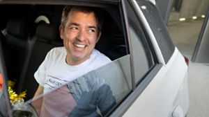 Michael Ballweg bei der Entlassung aus der Untersuchungshaft im April – jetzt will er  Vermögenswerte zurück. Foto: dpa/Marijan Murat