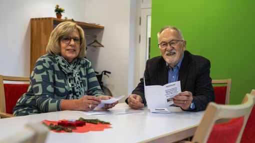 Sie managen den ehrenamtlichen Besuchsdienst in Rutesheim: Birgit Groth und Armin Besserer. Foto: Jürgen Bach