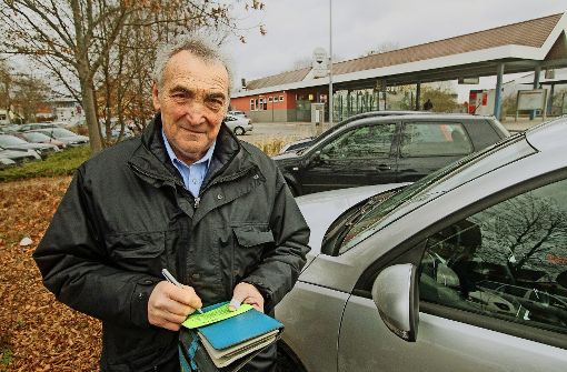 Hermann Münzenmaier  (67) kontrolliert in Gärtringen vor allem die  Park-and-Ride-Anlage beim  S-Bahnhof. Foto: factum/Bach