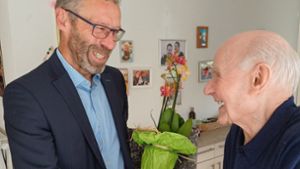 Herrenbergs Oberbürgermeister Thomas Sprißler (links) gratuliert Artur Kruckenberg zum 102. Geburtstag Foto: Stadt Herrenberg