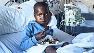 Trotz Chemo: der kleine Daniel genießt das afrikanische Essen, das Houma Kustermann und Jürgen Reiter ihm tagtäglich zubereiten. Foto: Reiter