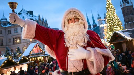 So kennen die deutschen den Weihnachtsmann: mit langem Bart und rotem Gewand. Foto: Heiko Rebsch/dpa/Heiko Rebsch