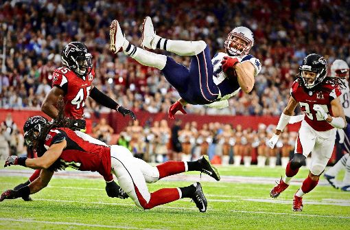 Super-Bowl, Super-Show: Am Ende waren die New England Patriots (im Flug Julian Edelman) gegen die Atlanta Falcons obenauf. Foto: AP